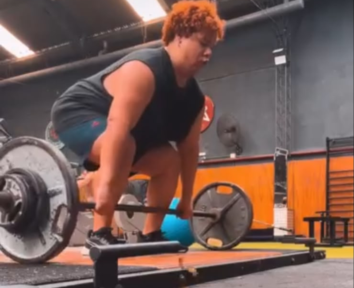 Bauti en entrenamiento con pesas muertas, preparación y fuerza consciente